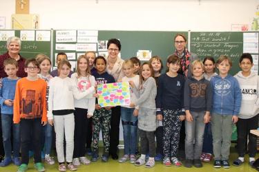 Klasse 4 der Grundschule Münchweier mit von links Renate Höhn (Klassenlehrerin), Frau Marion Gentges und Kathrin Krebs (Schulleiterin)