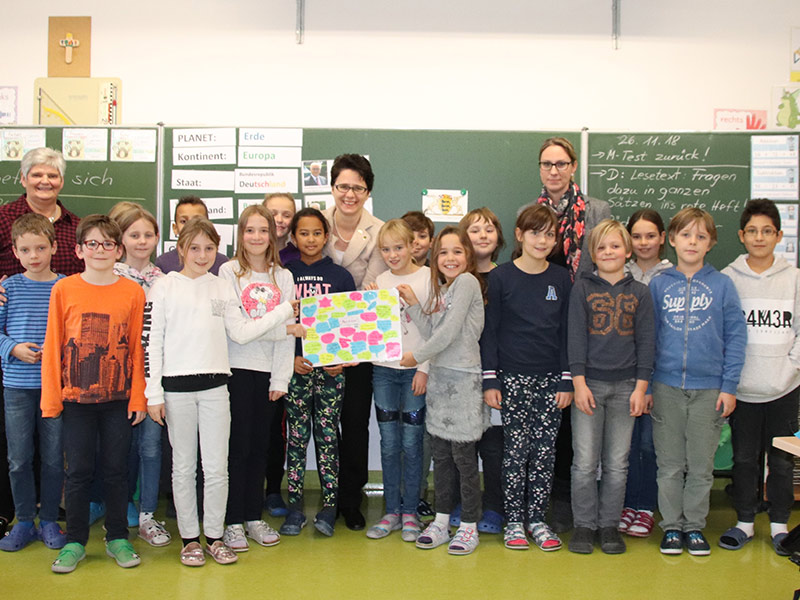 Klasse 4 der Grundschule Münchweier mit von links Renate Höhn (Klassenlehrerin), Frau Marion Gentges und Kathrin Krebs (Schulleiterin)